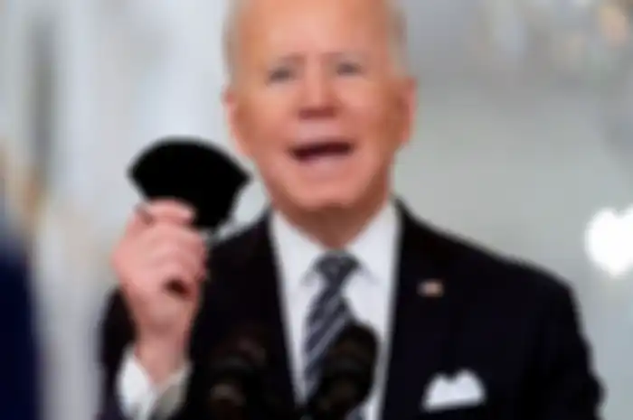 presiden joe biden tanpa menggunakan masker