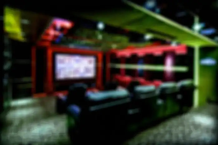 Ruang karaoke ini diatur oleh sistem untuk pengaturan lighting, audio video, dan buka-tutup curtain-nya. 