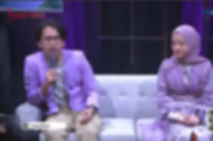 Nissa Sabyan dan Ayus Sabyan selalu mengenakan baju couple. 