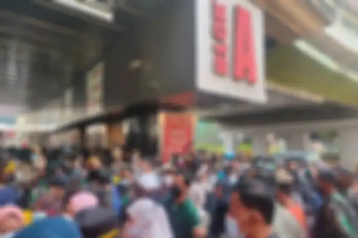 Foto kerumuman pengunjung di Pasar Tanah Abang, Jakarta Pusat pada Sabtu, (1/5/2021). Warga berbondong-bondong belanja jelang Hari Raya Idul Fitri.