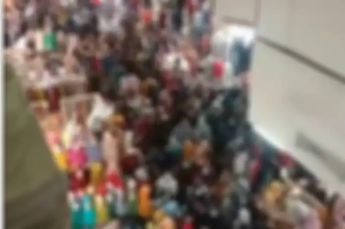 Foto kerumunan di Pasar Tanah Abang, Jakarta Pusat, pada Sabtu (1/5/2021). Warga berbondong-bondong belanja jelang Hari Raya Idul Fitri.