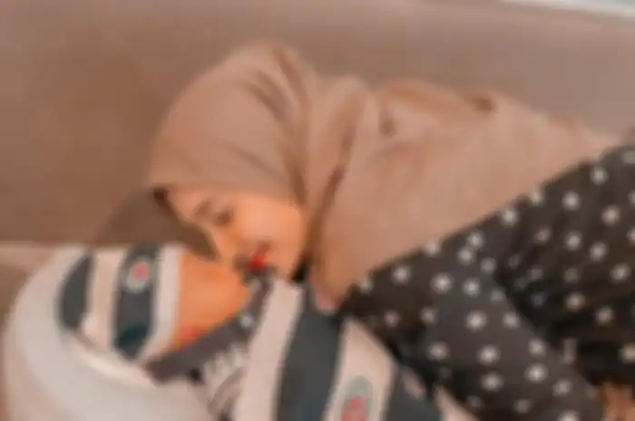 Zaskia Sungkar dan Putranya