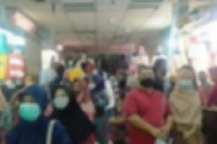 Pengunjung Pusat Grosir Pasar Tanah Abang, Jakarta Pusat terpantau memadati Gedung Blok A pada Minggu (2/5/2021). 