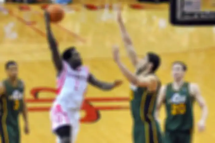 Patrick Beverley vs Enes Kanter dalam pertandingan NBA