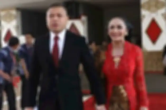 Krisdayanti dan Raul Lemos saat menghadiiri pelantikan anggota DPR. Krisdayanti ungkap biaya yang dibutuhkan untuk suntik DNA ikan salmon di wajahnya.