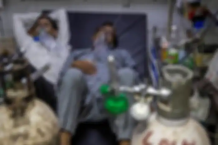 Di Rumah Sakit Lok Nayak Jai Prakash Narayan (LNJP), salah satu fasilitas khusus Covid terbesar di India, ambulans tak berhenti membawa pasien. 