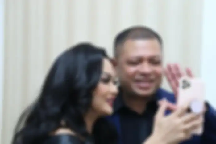 Krisdayanti melakukan perawatan kulit wajah dengan suntik DNA ikan salmon. Krisdayanti saat video call bersama suaminya Raul Lemos. 