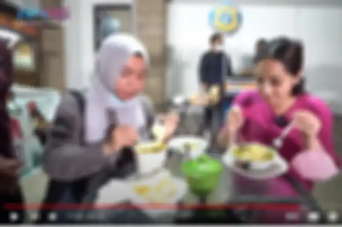 Nagita Slavina makan soto lamongan