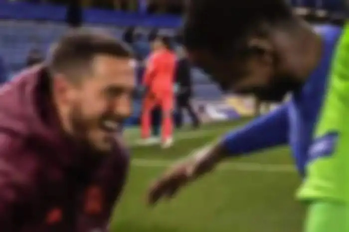 Eden Hazard tertangkap kamera tengah tertawa-tawa dengan pemain Chelsea seusai timnya dikalahkan 0-2 di laga semifinal Liga Champions.