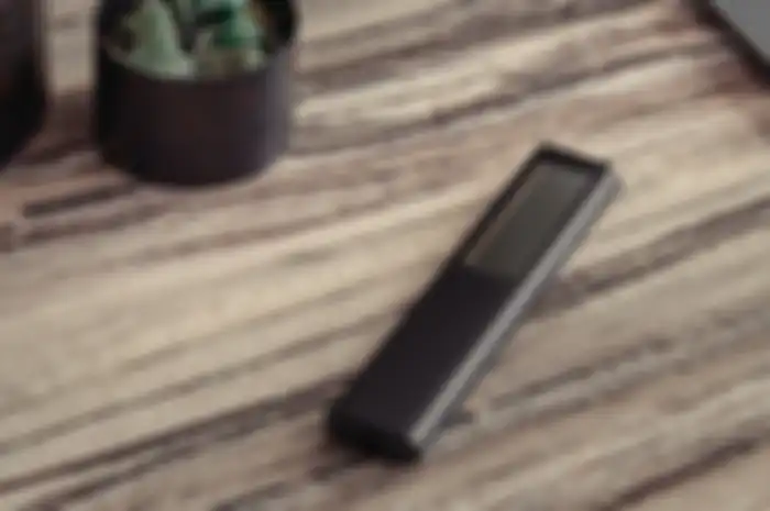 Remote kontrol TV bertenaga surya Samsung.