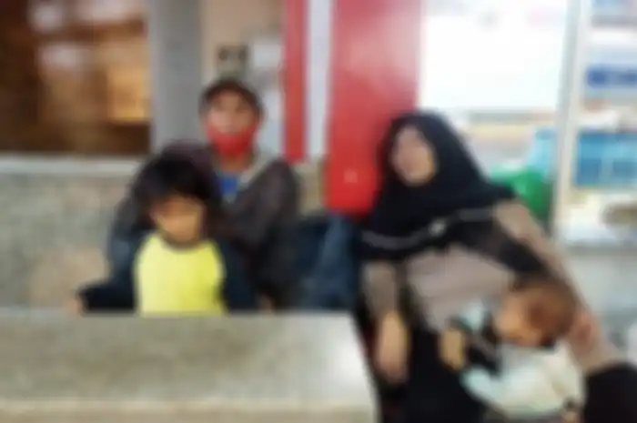 Foto dari warganet yang sempat mengabadikan pasangan suami istri, Dani dan Masitoh yang sedang beristirahat di sebuah SPBU di Kota Banjar Kamis (6/5/2021)