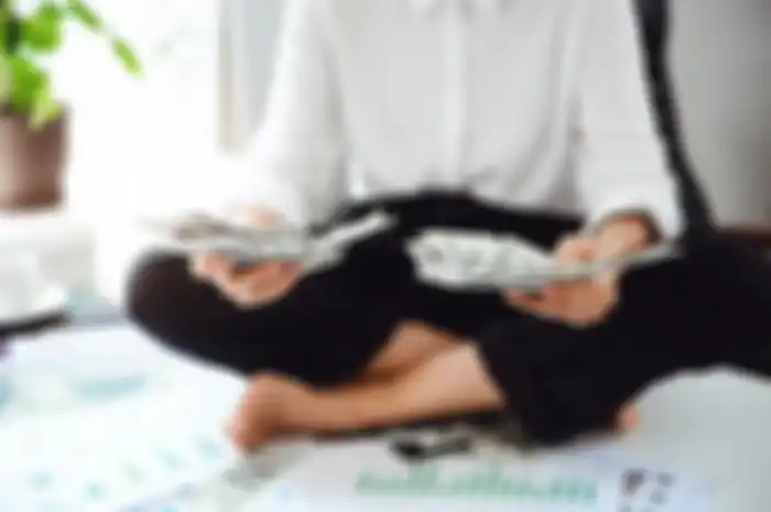 Atur keuangan saat baru lulus kuliah memang susah-susah gampang, kamu harus cerdas ketika menerima gaji pertama.