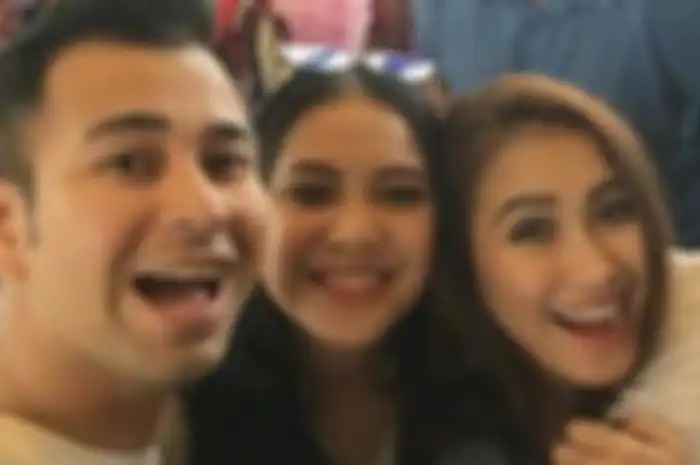 Dari kiri ke kanan. Raffi Ahmad, Nagita Slavina, Ayu Ting Ting