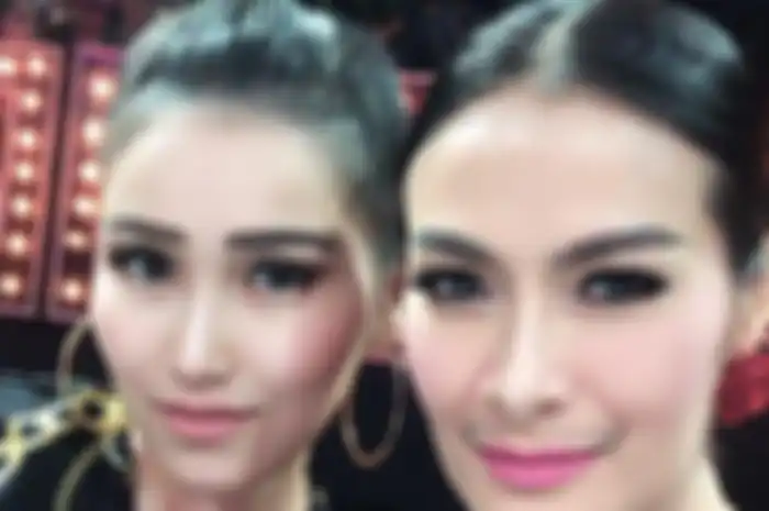 Ayu Ting Ting (kiri) dan Iis Dahlia (kanan)