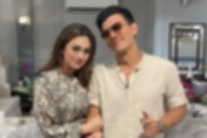 Celine Evangelista gandeng erat tangan lelaki