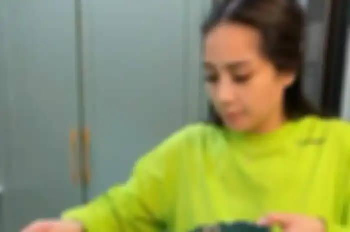 Nagita Slavina tengah memasak camilan di dapur mewahnya