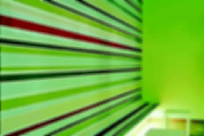 HPL dinding bercorak garis horizontal dengan warna cerah luaskan kesan ruang. 