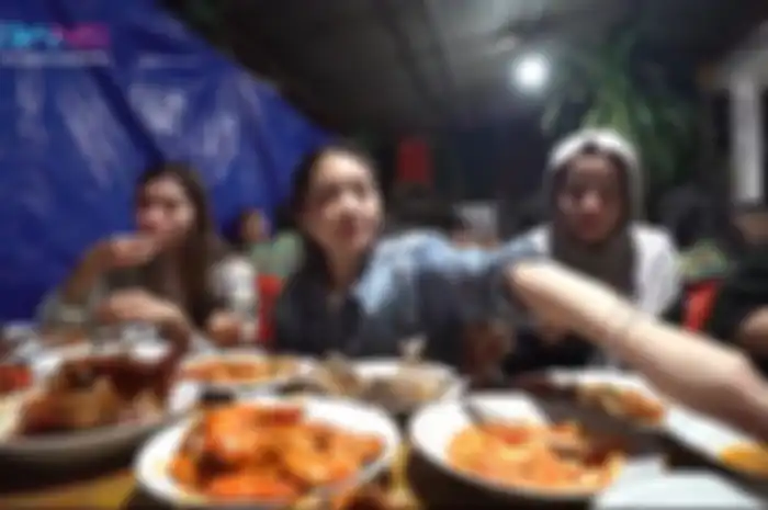 Nagita Slavina tengah santap seafood yang didatangkan langsung ke rumahnya