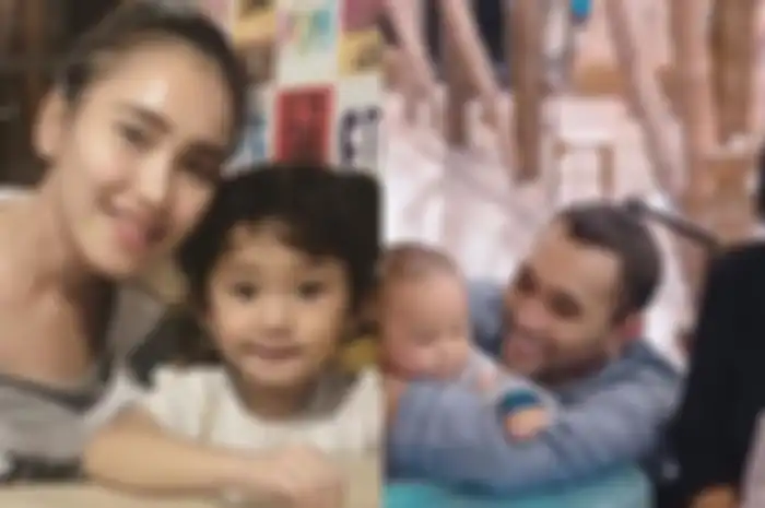 Foto wajah putra Enji (kanan) mirip dengan Bilqis Ayu Ting Ting. Ternyata, mantan suami Ayu Ting Ting pernah tak akui anak dari wanita cantik ini.