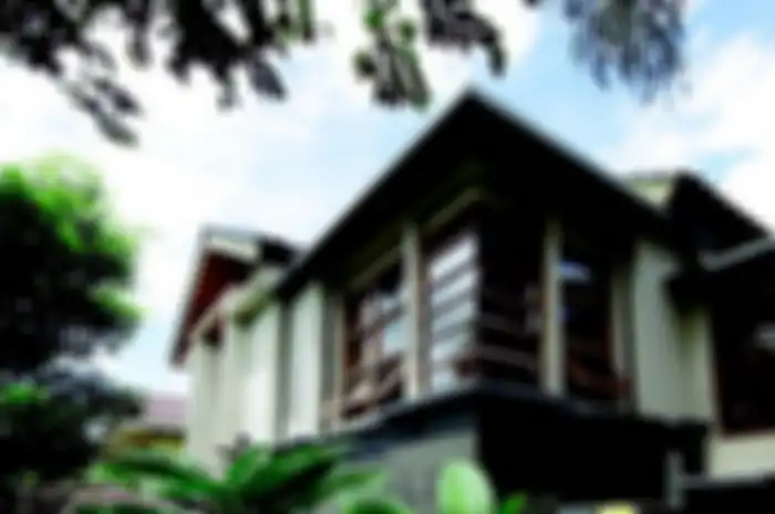 Deretan jendela kaca dilindungi teritisan dan kisi kayu, jadi ventilasi rumah. 