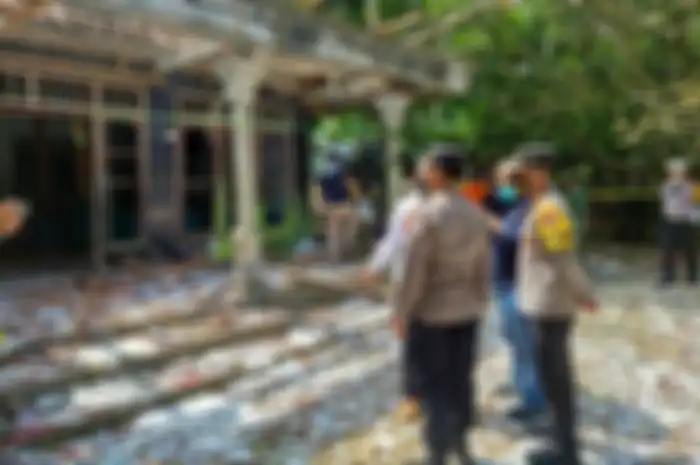Penampakan rumah korban ledakan petasan di Kebumen yang terjadi sehari sebelum Lebaran. Kejadian memilukan ini diduga karena bara api rokok hingga merenggut nyawa 4 orang.
