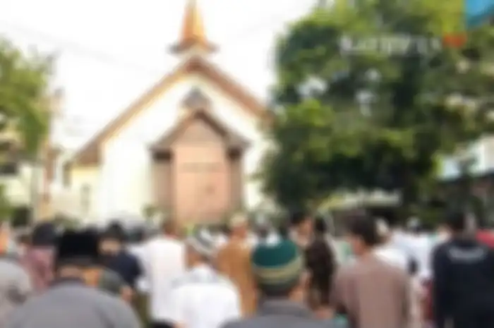 Jamaah masjid Al Hikmah melakukan salat idulfitri di halaman depan gereja GKJ Joyodiningratan Solo
