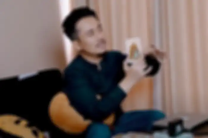 Denny Darko saat membacakan kartu tarot 