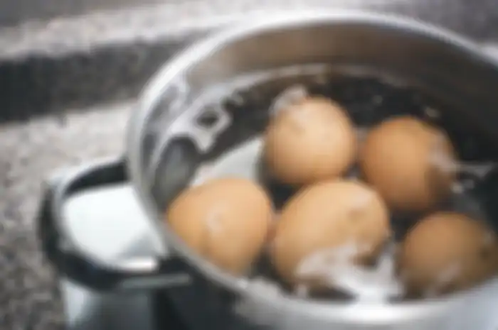 Ada cara untuk membuat telur rebus enggak retak.