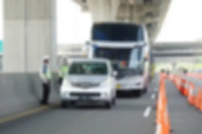 Polisi lalulintas sedang melakukan pengecekan dan penyekatan lalulintas arus balik lebaran di Tol Japek Km 47+00 arah Jakarta