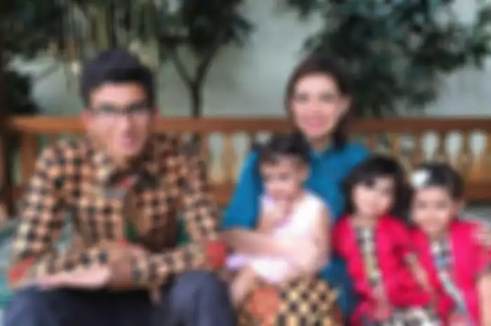 Foto Izzat Assegaf, putra semata wayang Najwa Shihab yang disebut tampan hingga mencuri perhatian. Kini, Izzat kuliah di Inggris.