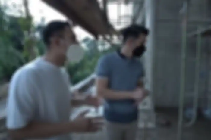 Raffi Ahmad dan Irwansyah saat berkeliling ke area rumah baru yang sedang dibangun sang Sultan Andara