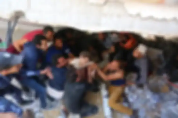 Warga Palestina menyelamatkan Suzy Eshkuntana yang berusia 6 tahun dari puing-puing rumahnya setelah serangan udara oleh tentara Israel di lingkungan al-Rimal Kota Gaza, Gaza, pada 16 Mei 2021.