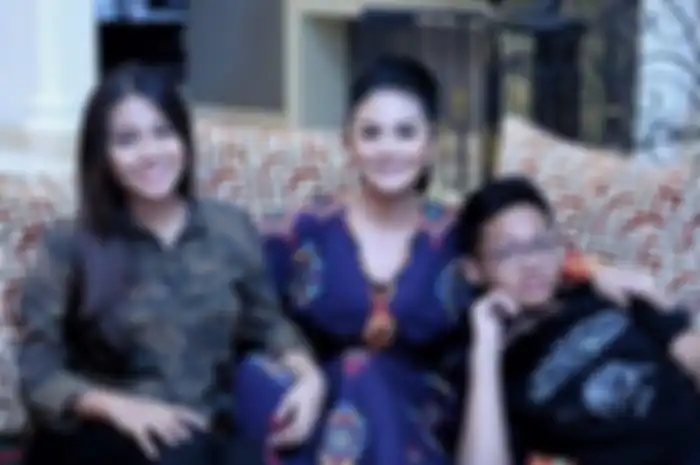 Krisdayanti dengan kedua anaknya, Aurel dan Azriel