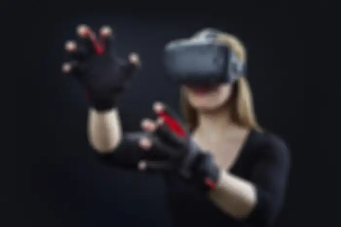 Ilustrasi penggunaan Headset dan Gloves AR/VR