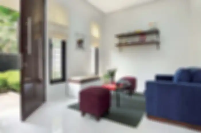 Furnitur sederhana dengan panduan warna aksen menyegarkan rumah minimlais ini.