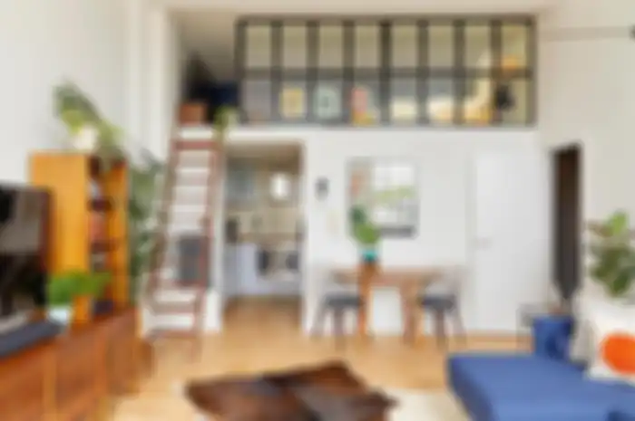 Loft jadi solusi untuk membuat ruang tambahan di rumah dnegan plafon tinggi.