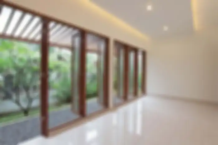 Deretan jendela menghalau sumpek dan pengap di rumah tropis bergaya minimalis. 