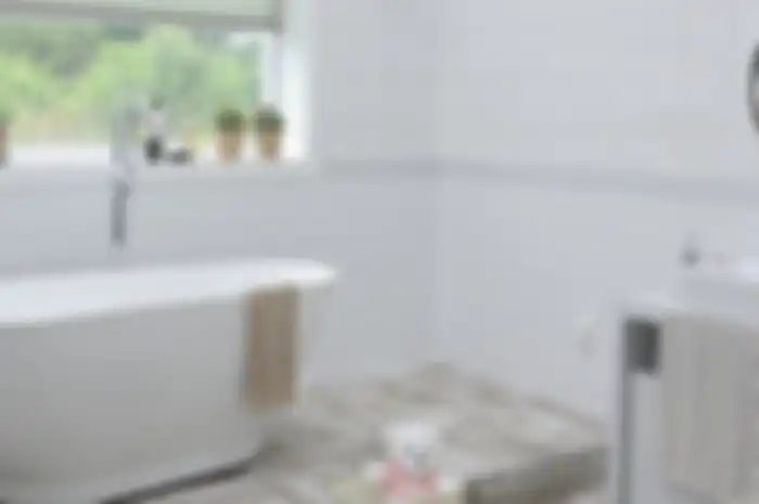 Aneka tips harian, begini cara mudah membersihkan lantai kamar mandi.