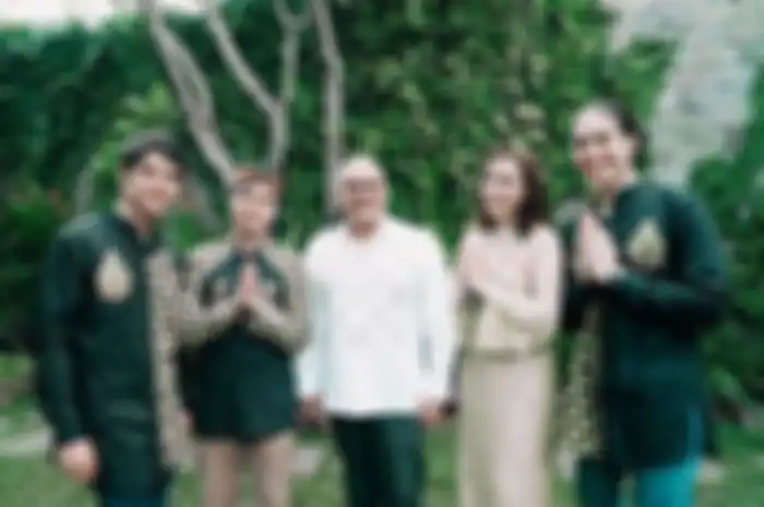 Maia Estianty dan Irwan Mussry bareng Al, El, dan Dul.