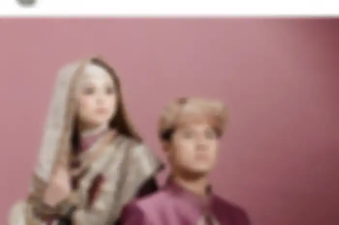 Rizky Billar mengunggah foto layaknya prewedding dengan menggunakan baju adat Indonesia bersama Lesti Kejora. 
