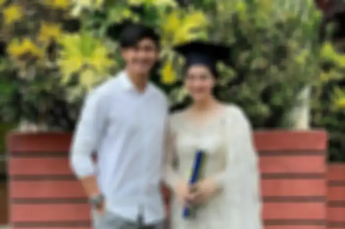 Felicya Angelista wisuda didampingi sang suami