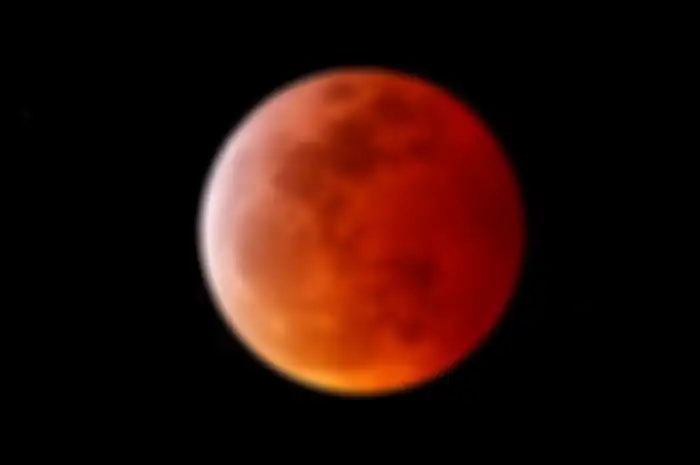 Penampakan gerhana bulan total (super blood moon) yang diperkirakan terjadi malam ini