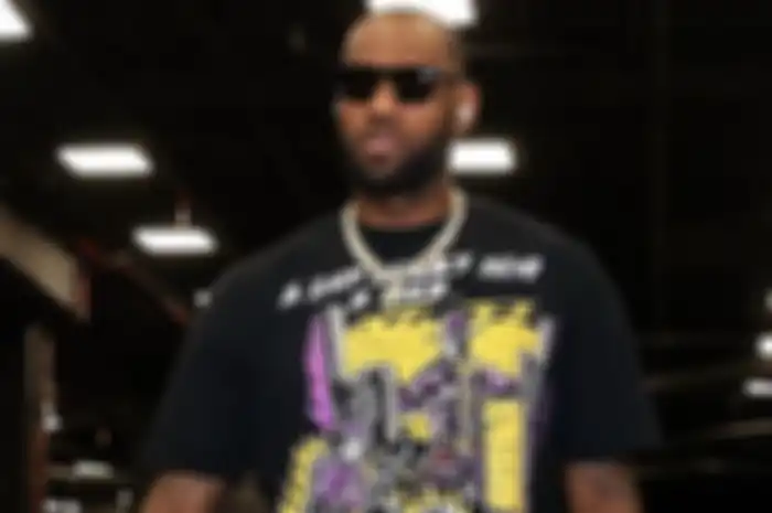 LeBron James dengan earbuds terbaru dari Beats yang belum dirilis.