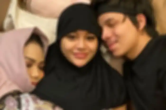 Krisdayanti memeluk erat Aurel yang terbaring lemas karena pendarahan