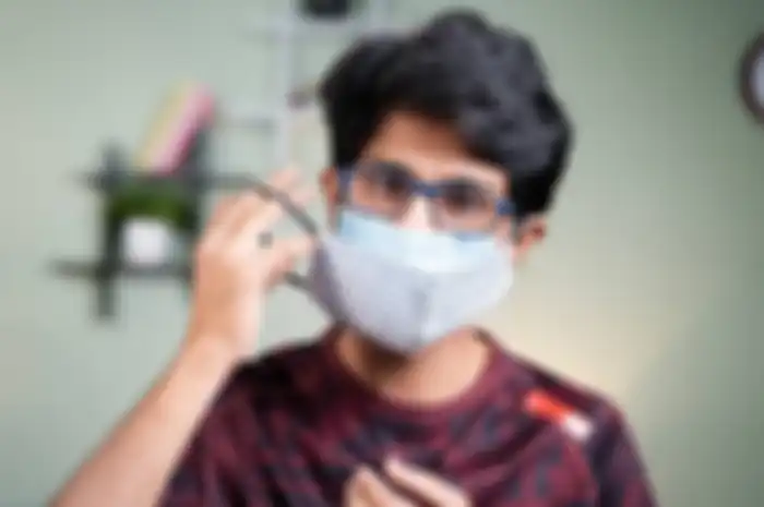 Menumpuk Masker secara komvinasi, masker Medis lalu kain itu baru betul.
