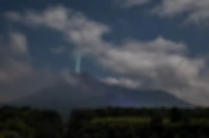 Benda luar angkasa diduga meteor jatuh di puncak Gunung Merapi
