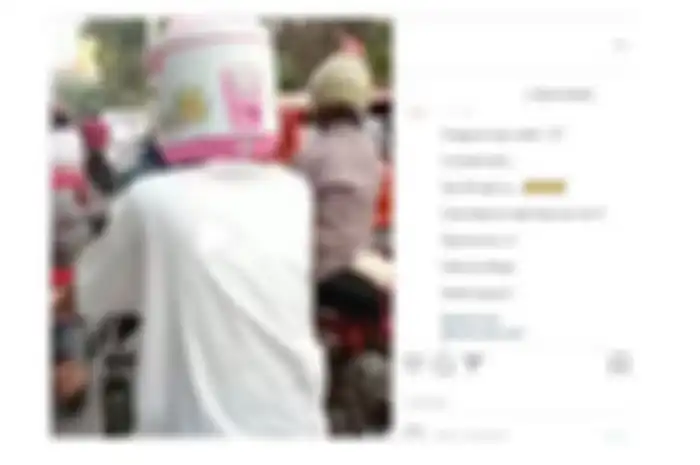 Perilaku nyeleneh pengendarai motor di Pasuruan mengenakan helm magic com