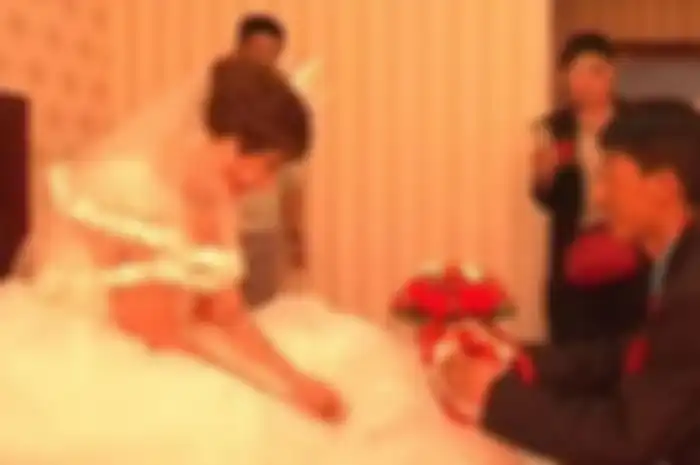Seorang perempuan yang disebut hanya bernama Nana menikah dengan seorang pria di Xixiaozhao, China. Suami Nana kaget saat tahu istrinya menikah lagi saat mengunduh aplikasi video. Nana ternyata adalah bagian dari jaringan penipuan memanfaatkan pria yang kesulitan mencari istri.