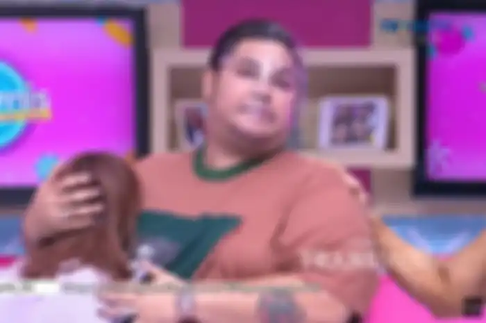 Ayu Ting Ting menangis