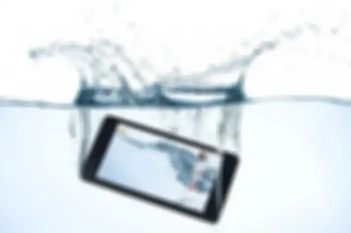 Handphone kecebur di dalam air